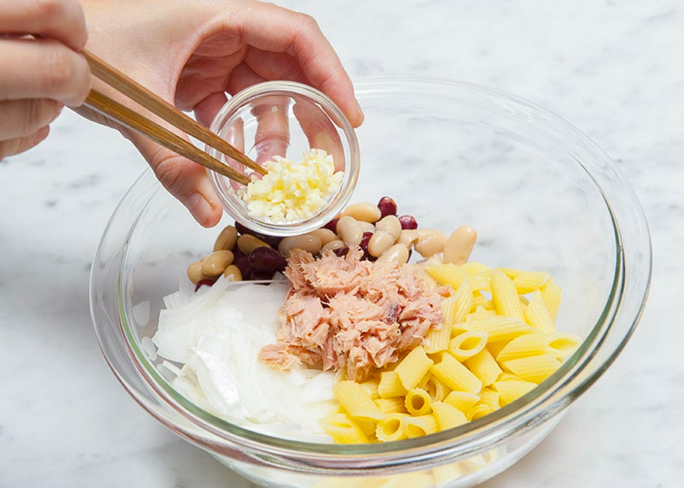 ボウルに【1】、【2】、【3】とほぐしたツナ、にんにく★、パセリを加えて混ぜ、【A】で調味する。