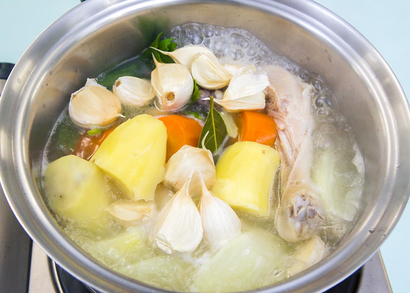 じゃがいも、玉ねぎ、キャベツは各四つに切り、にんじんは幅2㎝の輪切り、セロリは7~8㎝長さに切る。