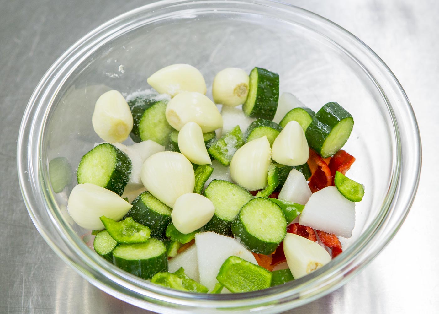 大根、にんじんは皮をむき、幅1㎝のイチョウ切り、ピーマンは二つに切って種を取り、1.5㎝角に切る。きゅうりは幅1.5㎝の輪切り、にんにくは薄皮をむく。