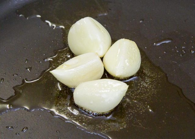 フライパンを温め、ごま油を流し、にんにくを加え、弱火で全体にきつね色になるまで炒める。