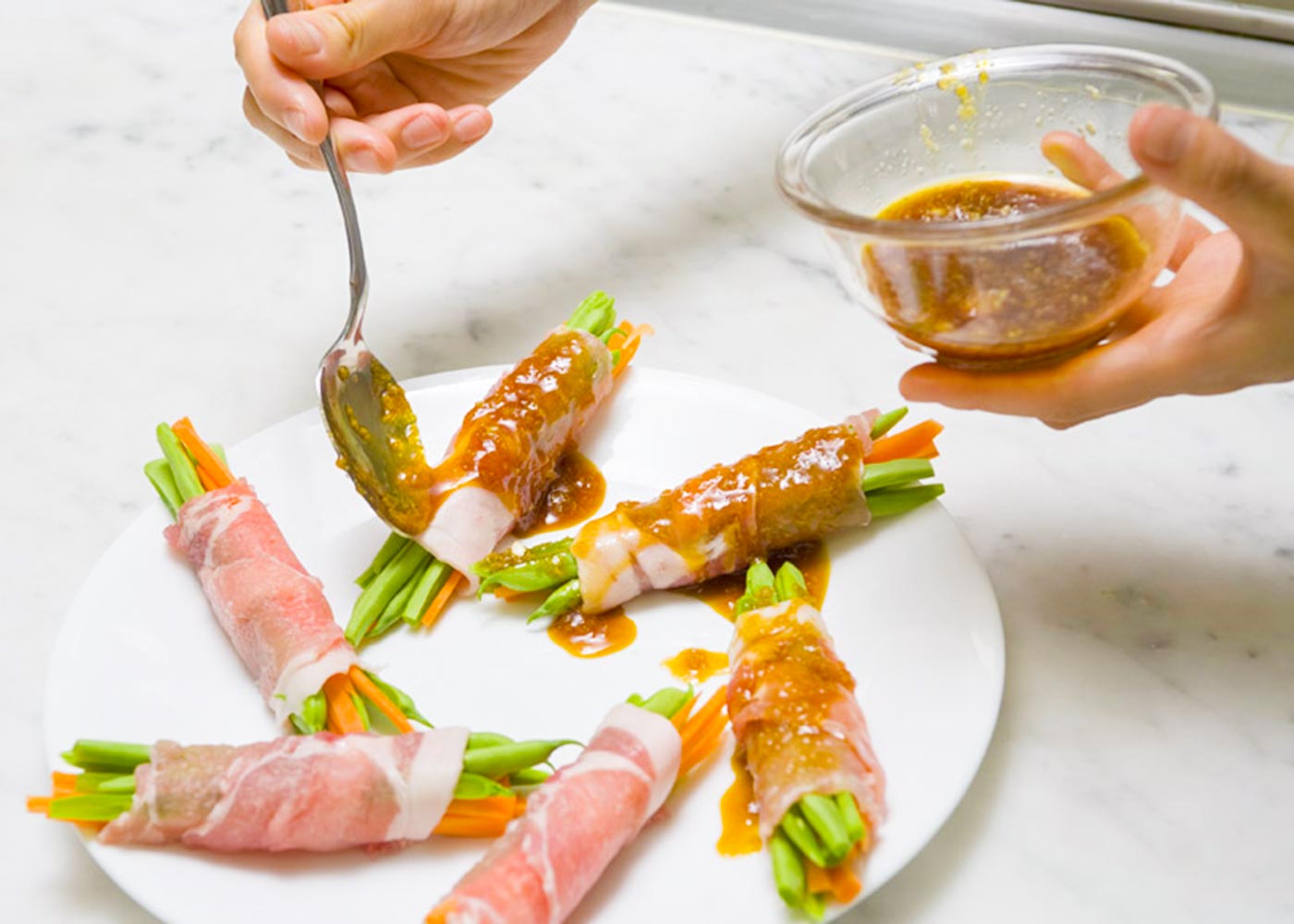 直径25㎝の耐熱皿の中央をあけて【3】を並べ、【1】のたれの半量をかけ、ラップをして電子レンジ600Wで7分加熱。