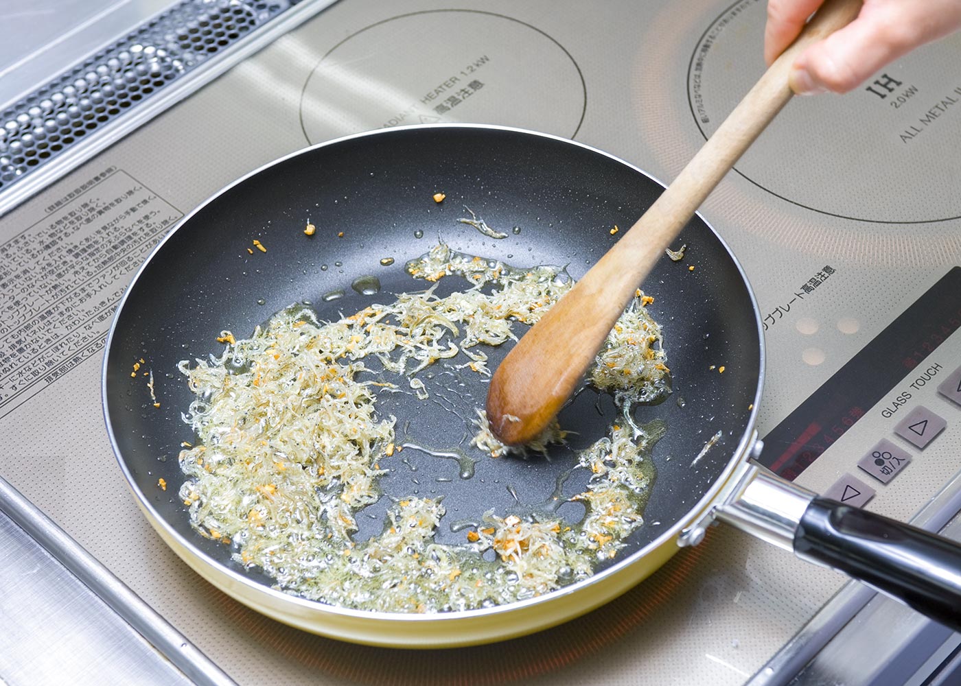 にんにくがきつね色になったらじゃこを加えて炒め、カリカリとなったらパセリ、万能ねぎ、ほうれん草を加え★、パスタのゆで汁を大さじ2ほど加えてさっと煮る。