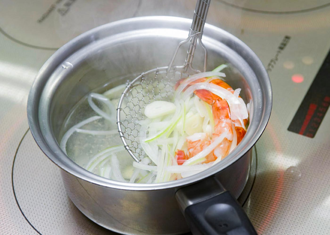 熱湯を沸かし、【3】を加え、【1】、【2】を入れてさっとゆでてざるへ上げ、【4】に漬ける。