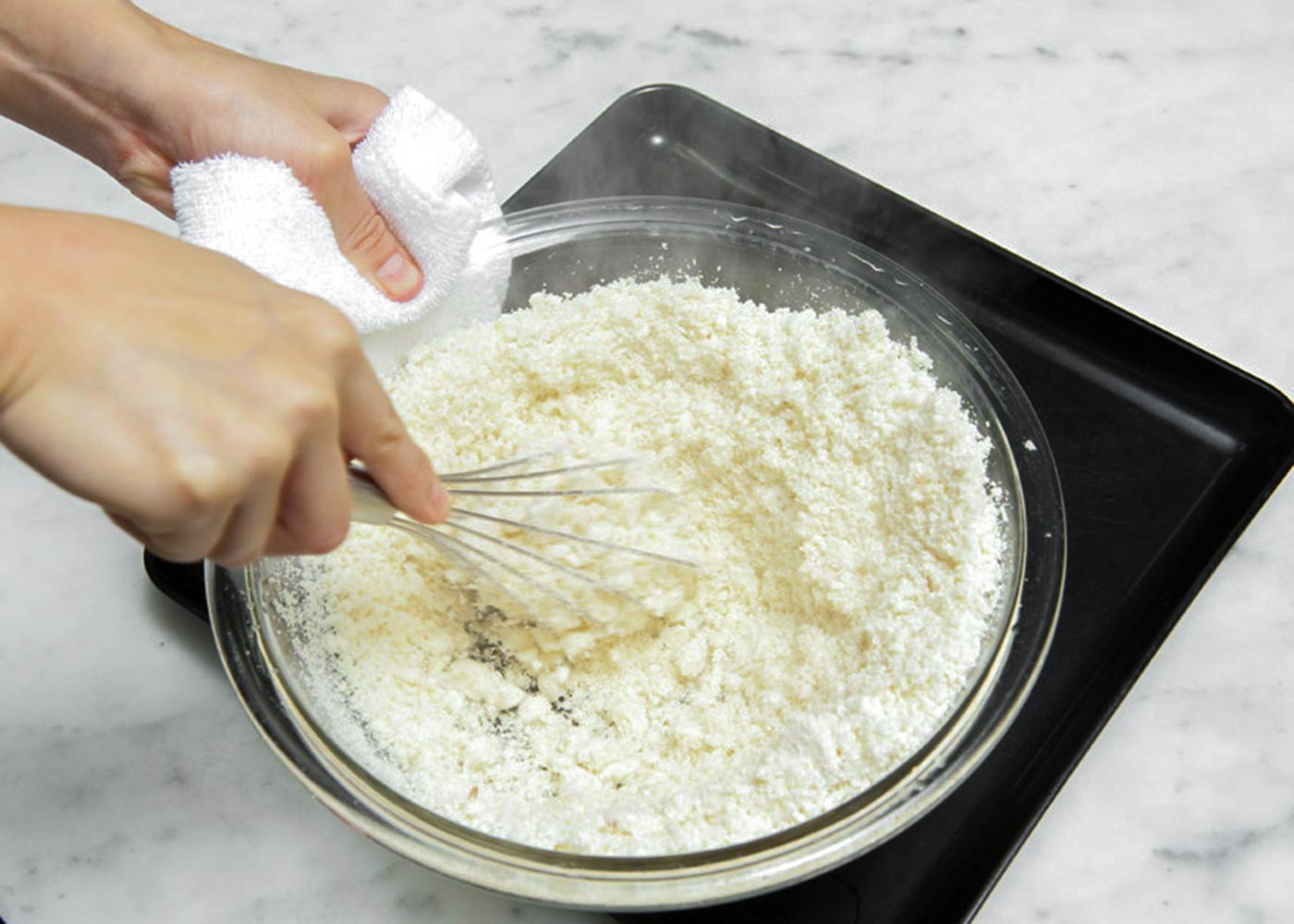 耐熱ボウルにおからを入れ、ラップをする。電子レンジ600Wで2分加熱。