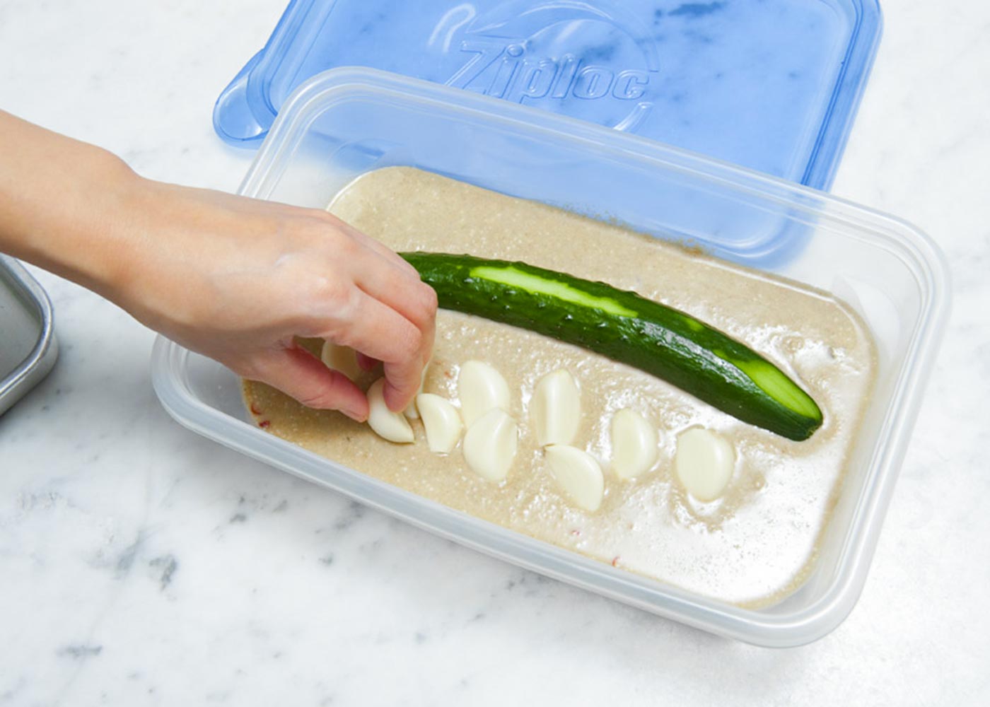 <ぬか漬けの素>の容器に(1)を漬け、30分ほど冷蔵する