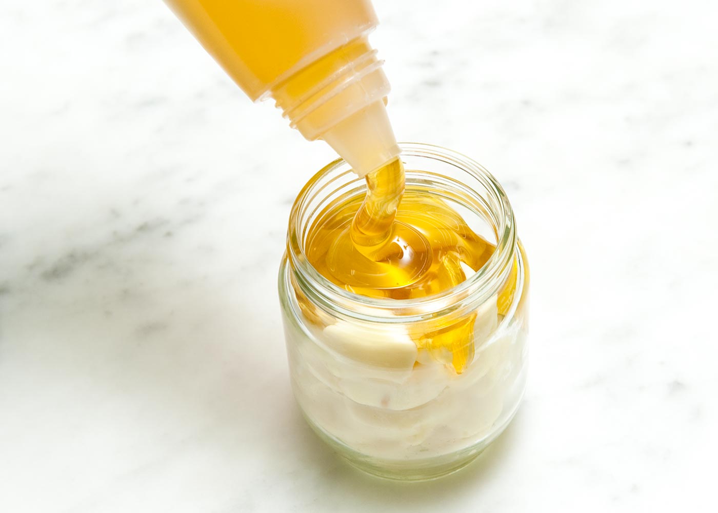 にんにくは縦半分に切って芯を取り、はちみつに漬けて4~5日おき、みじん切りにする。