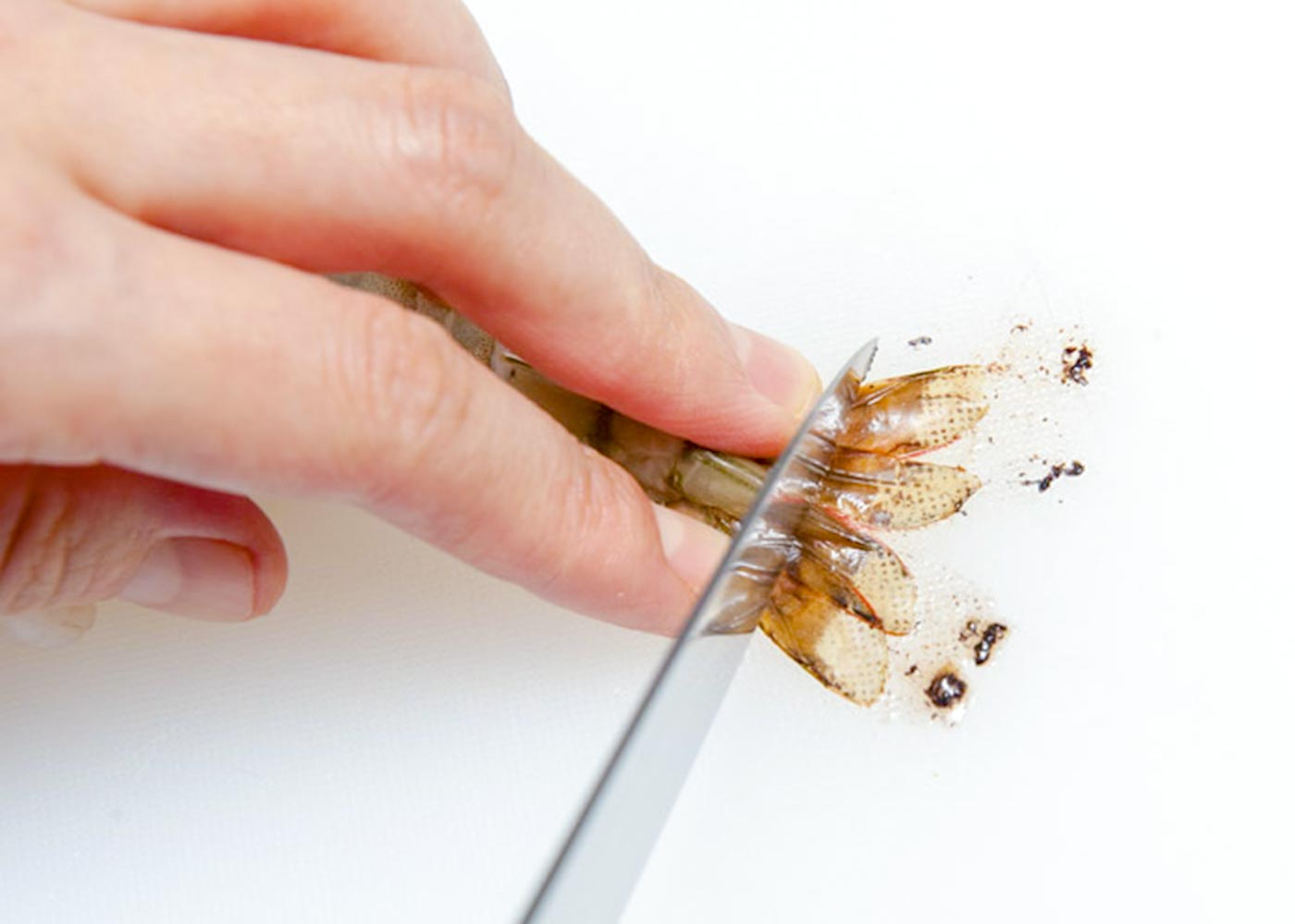 えびは尾の1節を残して殻をむく。尾を包丁の刃先でしごいて水気を出し★、斜めに切り落とす。