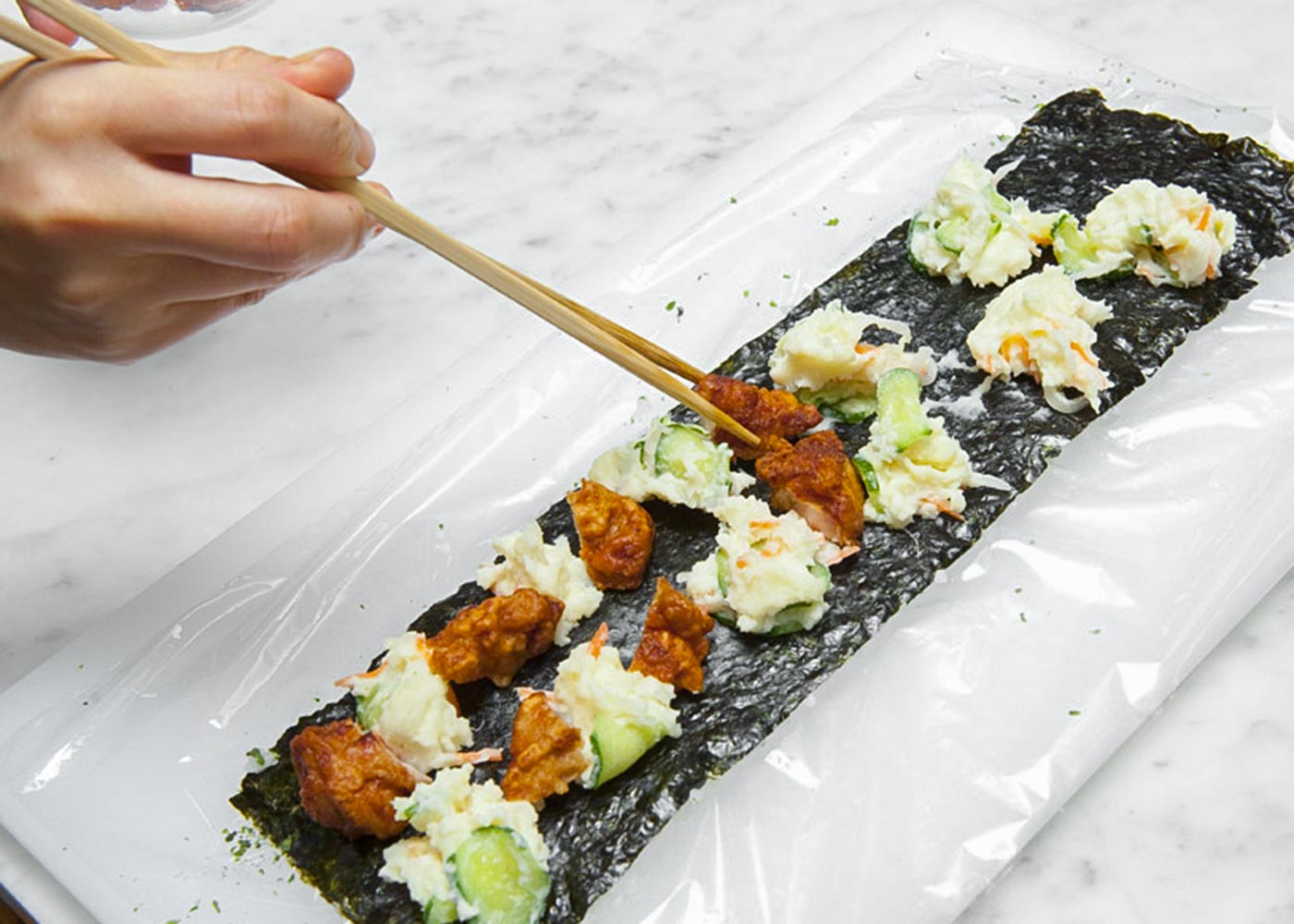 のりの上にポテトサラダを点々と置き、すき間に【2】の鶏天をのせる