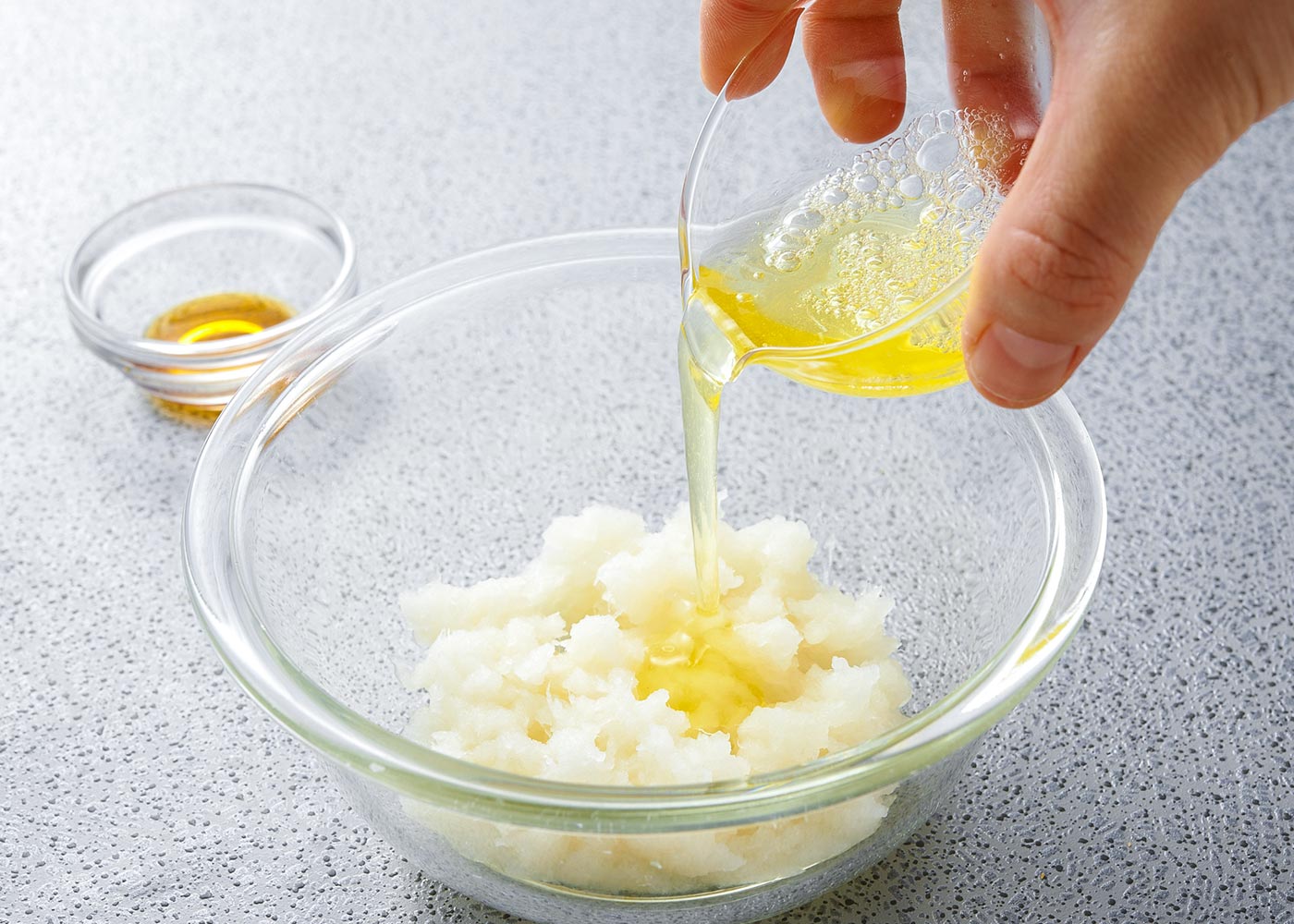 【3】のかぶに薄口しょうゆで味をつけ、卵白を混ぜ、【2】を混ぜる