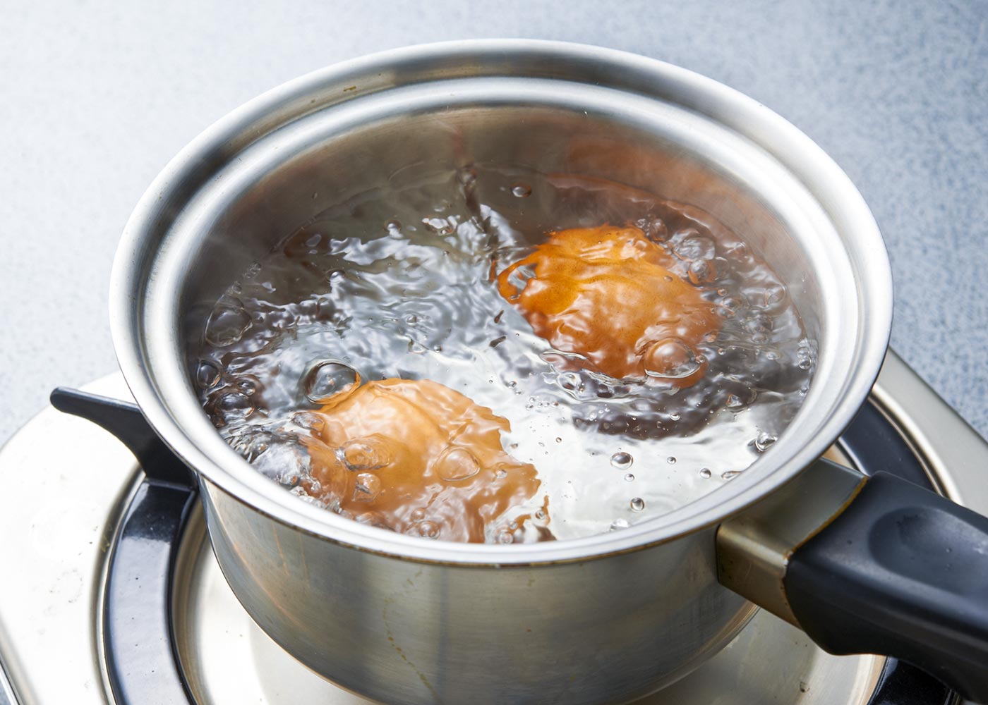 火にかけて5分ゆでる。ぶくぶくと沸騰して卵が踊るほうが、黄身が真ん中になる