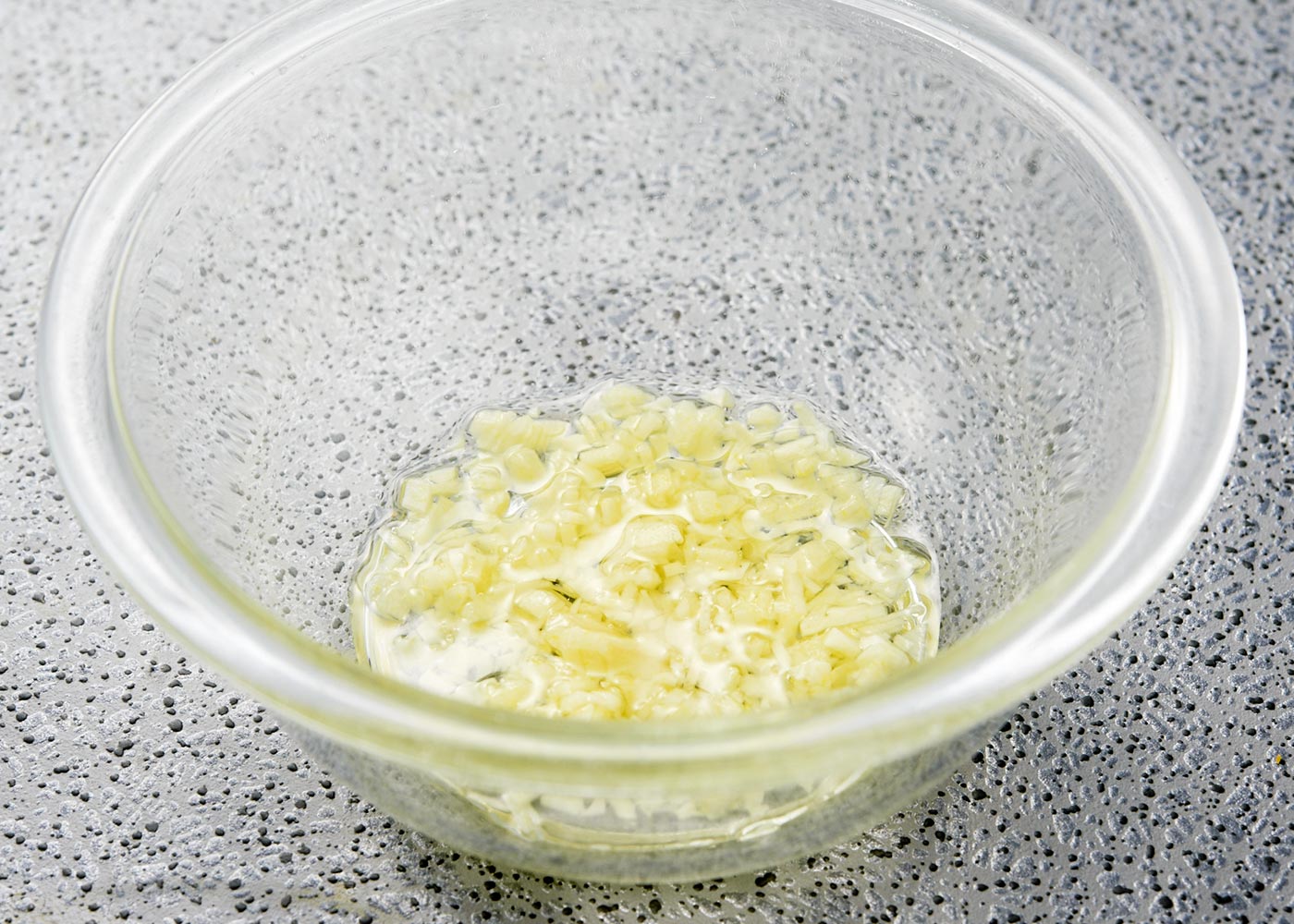 にんにくはみじん切りにし、小さめの耐熱ボウルに入れ、サラダ油を加え、ラップをして電子レンジ600Wで1分30秒~2分加熱。