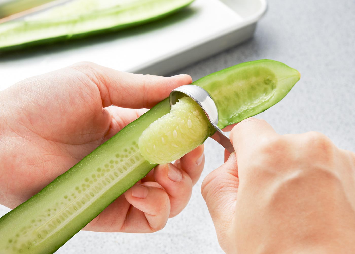 きゅうりは縦半分に切り、種をスプーンでこそいで除き、4㎝長さに切る